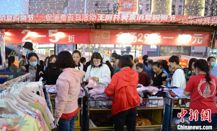 內(nèi)蒙古フフホトの夜市が再開(kāi)　特価販売のさまざまな商品が魅力