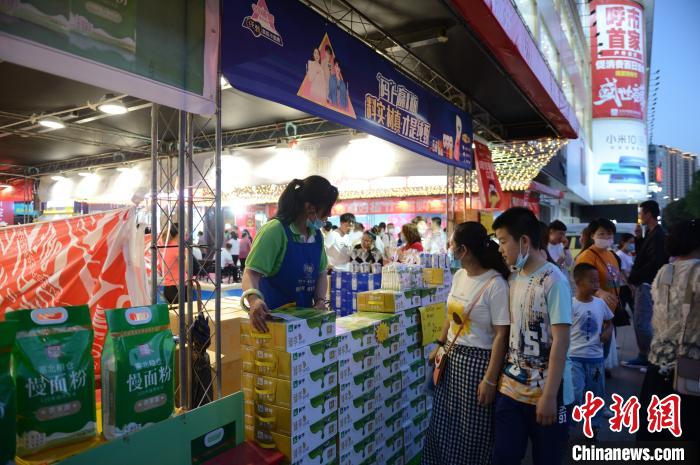 內(nèi)蒙古フフホトの夜市が再開　特価販売のさまざまな商品が魅力