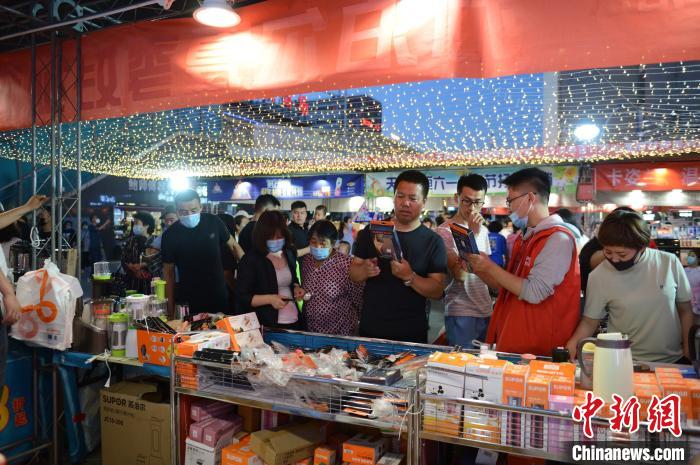 內(nèi)蒙古フフホトの夜市が再開　特価販売のさまざまな商品が魅力