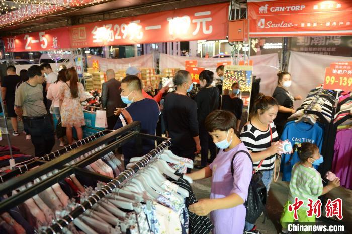 內(nèi)蒙古フフホトの夜市が再開　特価販売のさまざまな商品が魅力