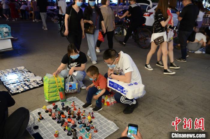 內(nèi)蒙古フフホトの夜市が再開　特価販売のさまざまな商品が魅力