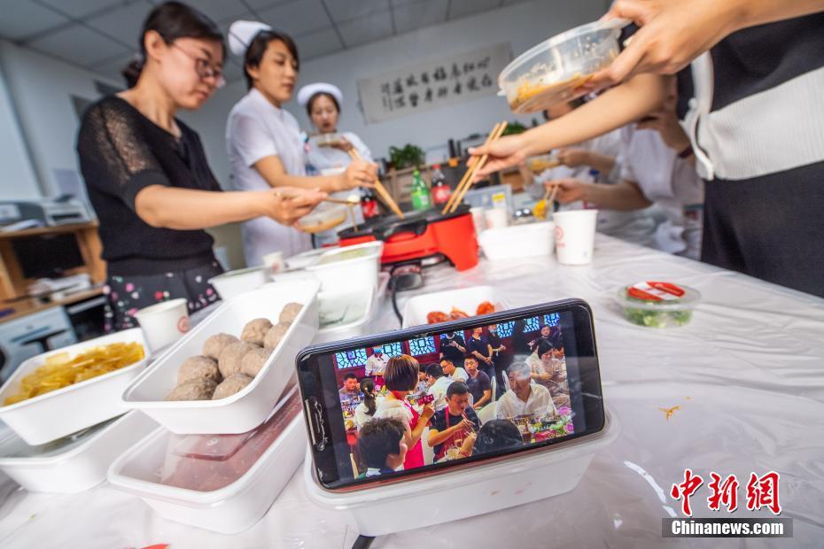 湖北支援安徽醫(yī)療チーム66人が馬雲(yún)氏と火鍋會(huì)食