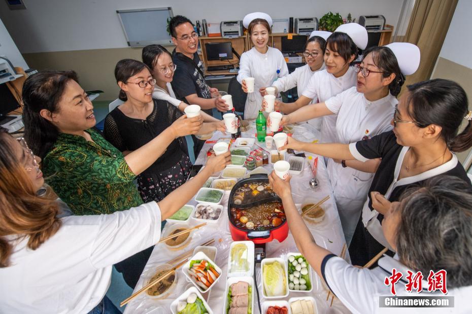 湖北支援安徽醫(yī)療チーム66人が馬雲(yún)氏と火鍋會食