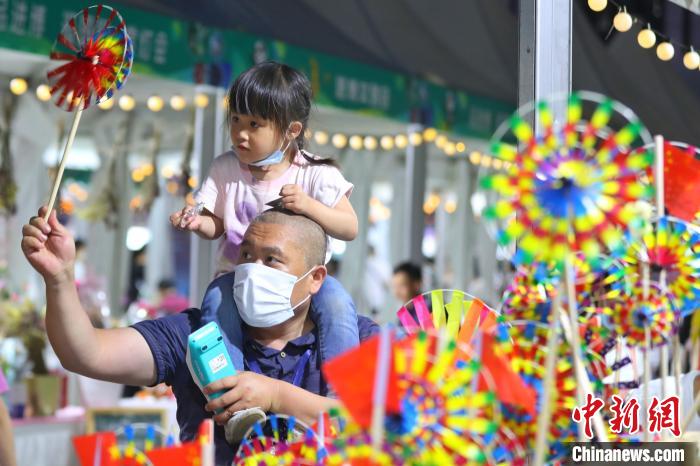「輸入博を體験、國(guó)展を堪能、燈會(huì)を楽しむ」上海國(guó)展集市が開(kāi)幕
