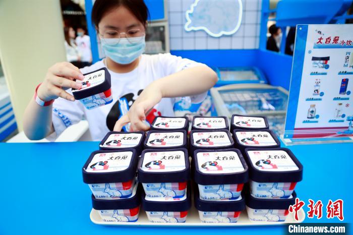 「大白兎ドリンクスタンド」が南京路歩行者天國(guó)に登場(chǎng)　上海