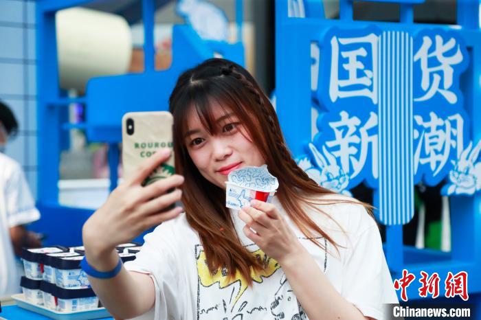 「大白兎ドリンクスタンド」が南京路歩行者天國に登場　上海