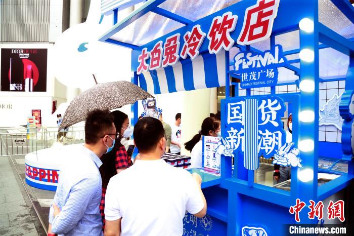 「大白兎ドリンクスタンド」が南京路歩行者天國に登場　上海