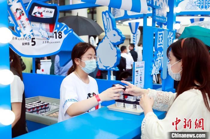 「大白兎ドリンクスタンド」が南京路歩行者天國に登場　上海