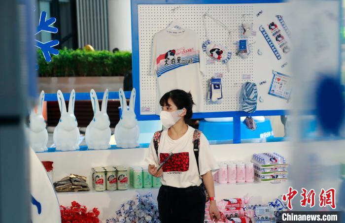 「大白兎ドリンクスタンド」が南京路歩行者天國に登場　上海