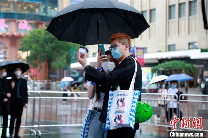 「大白兎ドリンクスタンド」が南京路歩行者天國に登場　上海