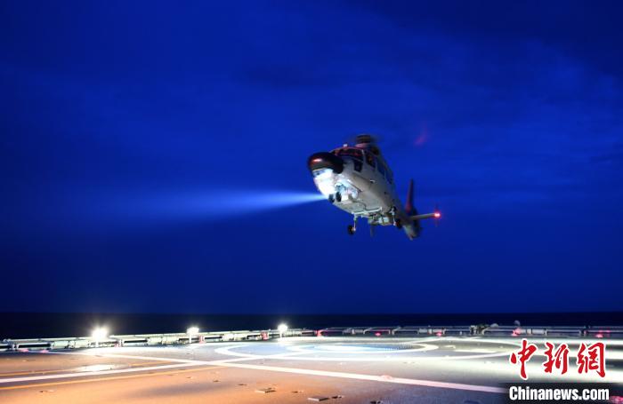 中國海軍第35次護(hù)衛(wèi)艦隊が晝夜を跨ぐ飛行訓(xùn)練を?qū)g施