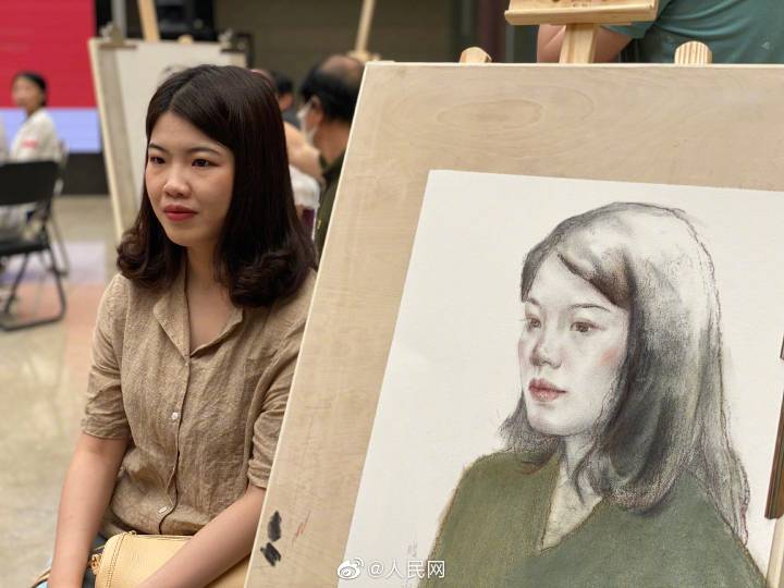 君の笑顔はホントにステキ！浙江美術(shù)館で湖北支援醫(yī)療関係者の肖像畫(huà)制作イベント