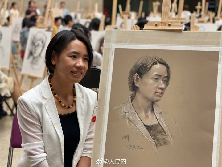 君の笑顔はホントにステキ！浙江美術(shù)館で湖北支援醫(yī)療関係者の肖像畫(huà)制作イベント