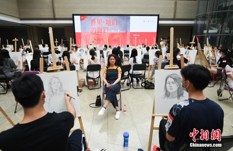 君の笑顔はホントにステキ！浙江美術(shù)館で湖北支援醫(yī)療関係者の肖像畫制作イベント