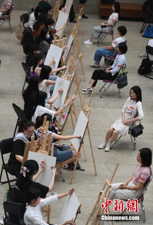 君の笑顔はホントにステキ！浙江美術(shù)館で湖北支援醫(yī)療関係者の肖像畫制作イベント