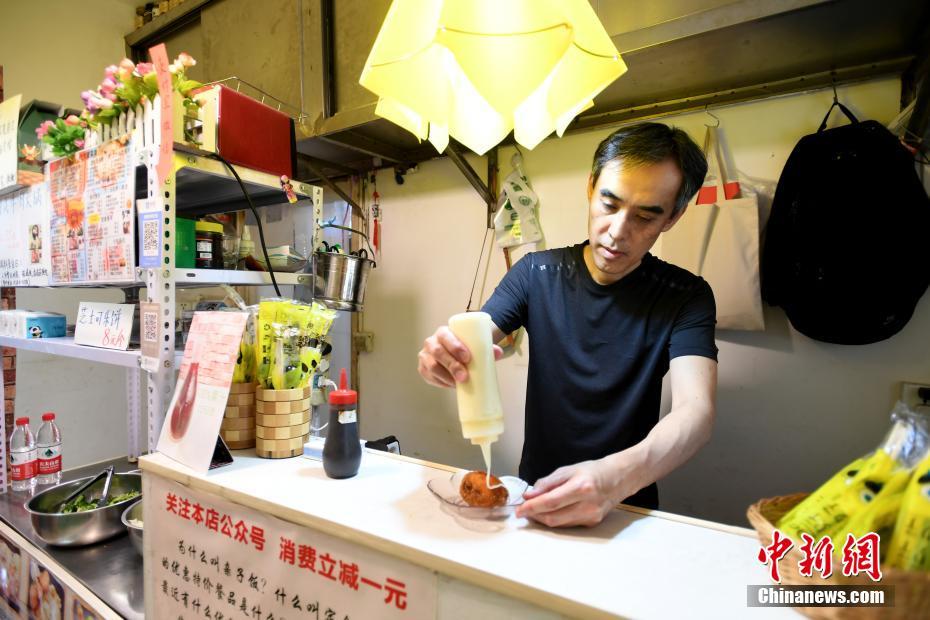 成都で「アットホーム」な店を経営して中日文化の架け橋となる日本人男性