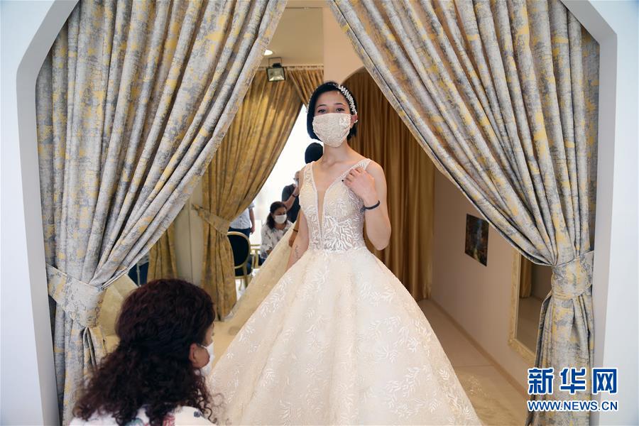 これでコロナ対策もばっちり？マスクとセットになったウェディングドレス