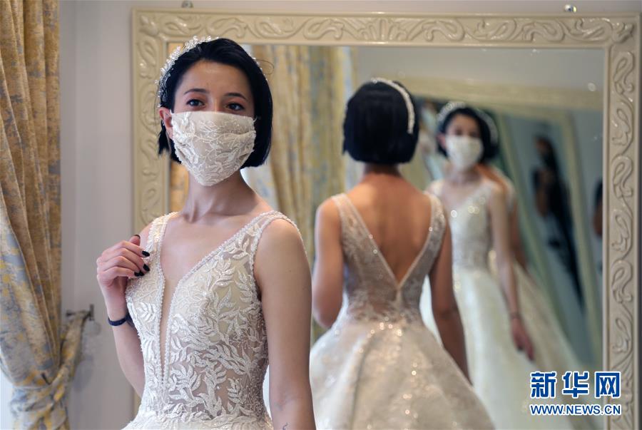 6月6日、トルコ?アンカラで、マスクとセットになったウェディングドレスを試著する女性（撮影?ムスタファ?カヤ）。