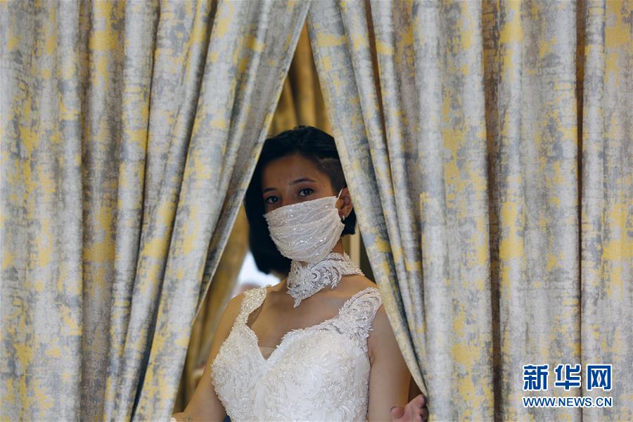 これでコロナ対策もばっちり？マスクとセットになったウェディングドレス