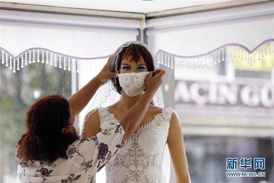 これでコロナ対策もばっちり？マスクとセットになったウェディングドレス