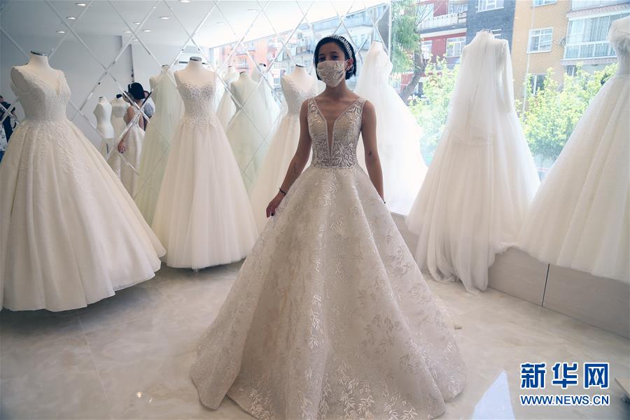 これでコロナ対策もばっちり？マスクとセットになったウェディングドレス