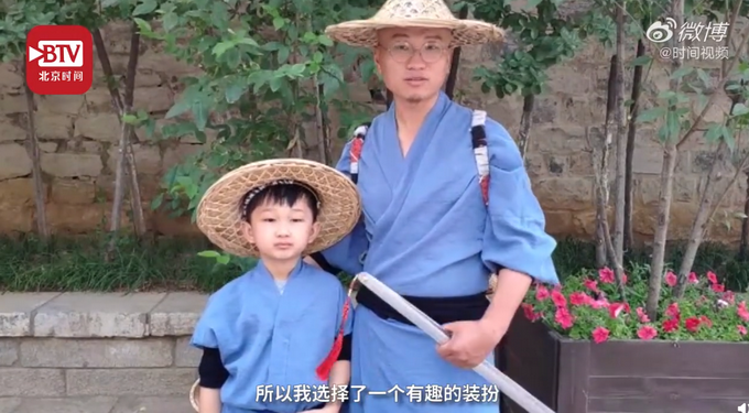 青衣編笠の俠客に扮した父子がゴミ拾いボランティア　山東省済南