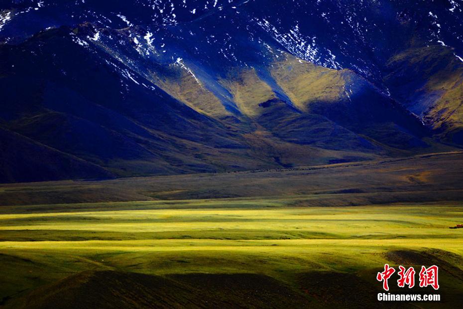 絵に描いたような草原の景色（撮影?李靖海）。