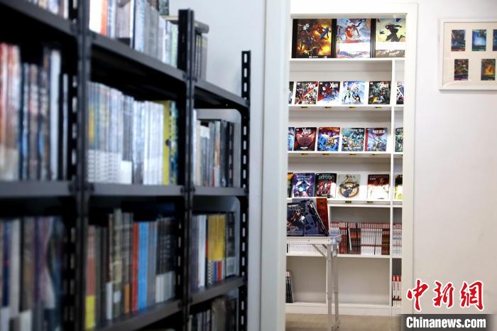 書店には大きな展示スペースは設(shè)けられておらず、白い小部屋ごとに分類が行われている。柔らかい照明に照らされ、ルートに沿って進(jìn)んでいくと、まるで宇宙船に乗って探検しているようなワクワクした感覚を楽しめる（撮影?呂楊）。