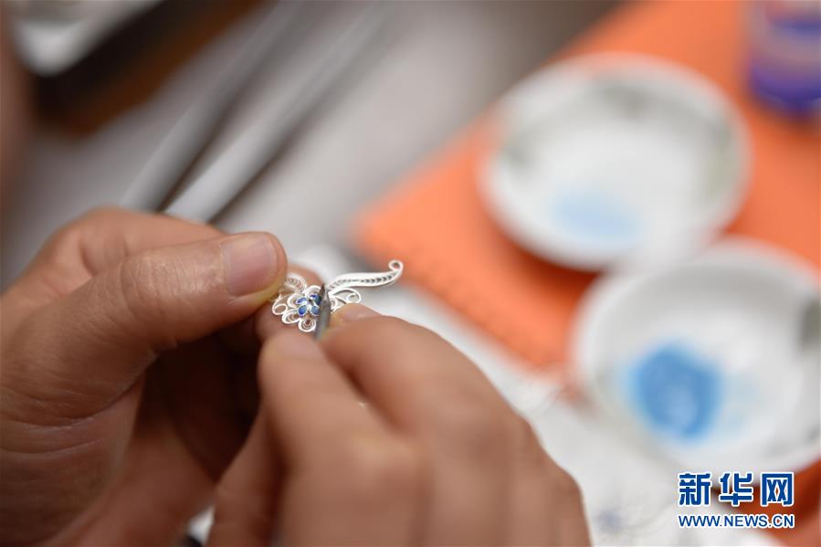 成都の無(wú)形文化遺産?銀花絲を受け継ぐ親子