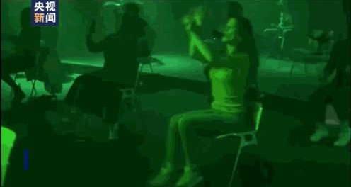 養(yǎng)生ディスコでゴーゴー！客が著席したまま踴るオランダのナイトクラブ