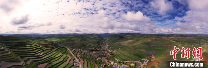 甘粛卓尼の夏　美しい棚田と雲(yún)海のコラボ