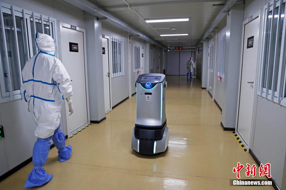 6月11日、病棟で患者に薬を?qū)盲堡毳恁堀氓龋ù橛?殷立勤）。