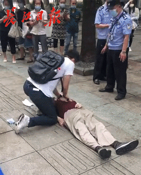 倒れた老人に救命措置を施した武漢の醫(yī)大院生に稱(chēng)賛の聲