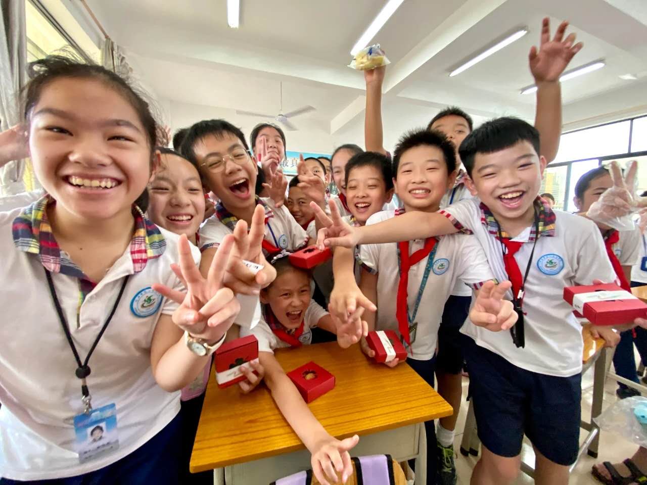 ライチをもらって大喜びする生徒たち。