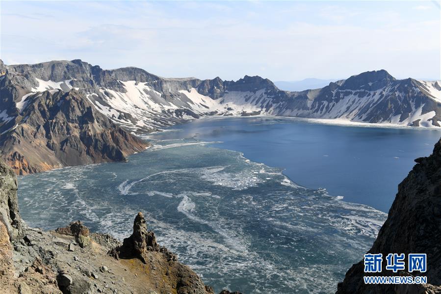 「融氷の季節(jié)」を迎えた長白山天池　吉林省