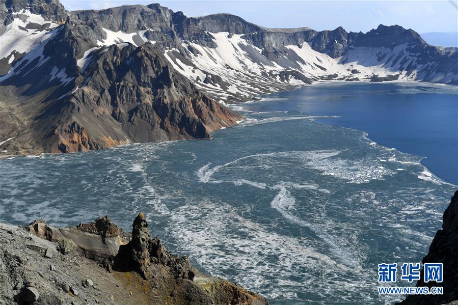「融氷の季節(jié)」を迎えた長(zhǎng)白山天池　吉林省