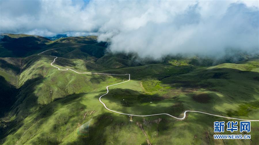 貧困脫卻の一翼を擔(dān)う「上南天路」、最高地點(diǎn)は標(biāo)高4200メートル　四川省