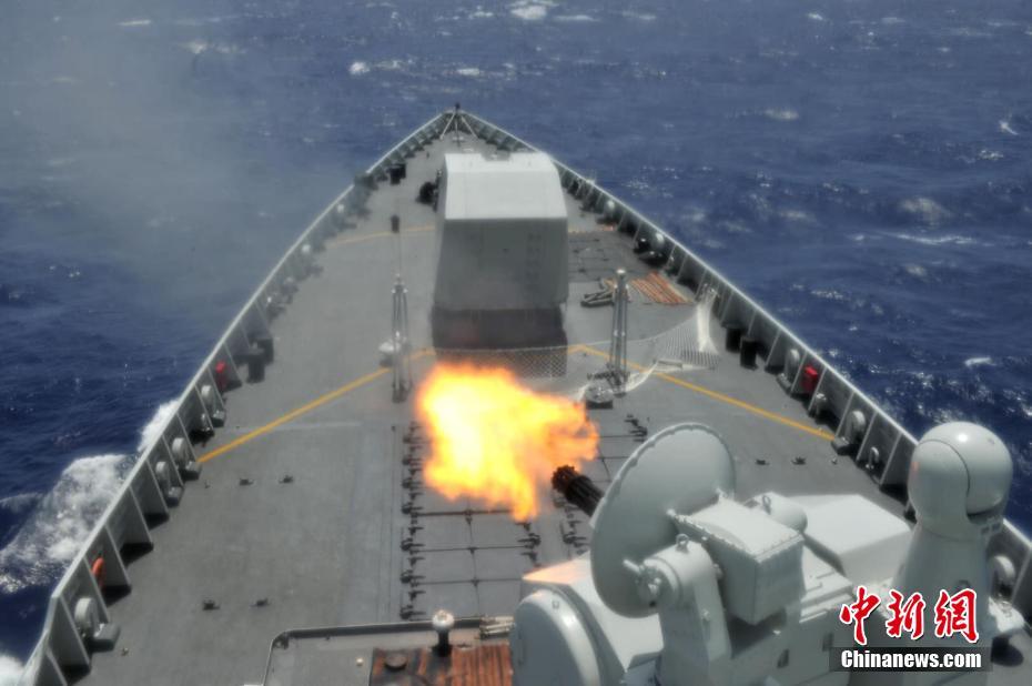 中國(guó)海軍第35次護(hù)衛(wèi)艦隊(duì)の「太原」が主砲と副砲の実弾射撃訓(xùn)練