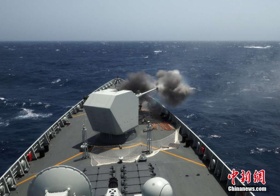 中國(guó)海軍第35次護(hù)衛(wèi)艦隊(duì)の「太原」が主砲と副砲の実弾射撃訓(xùn)練