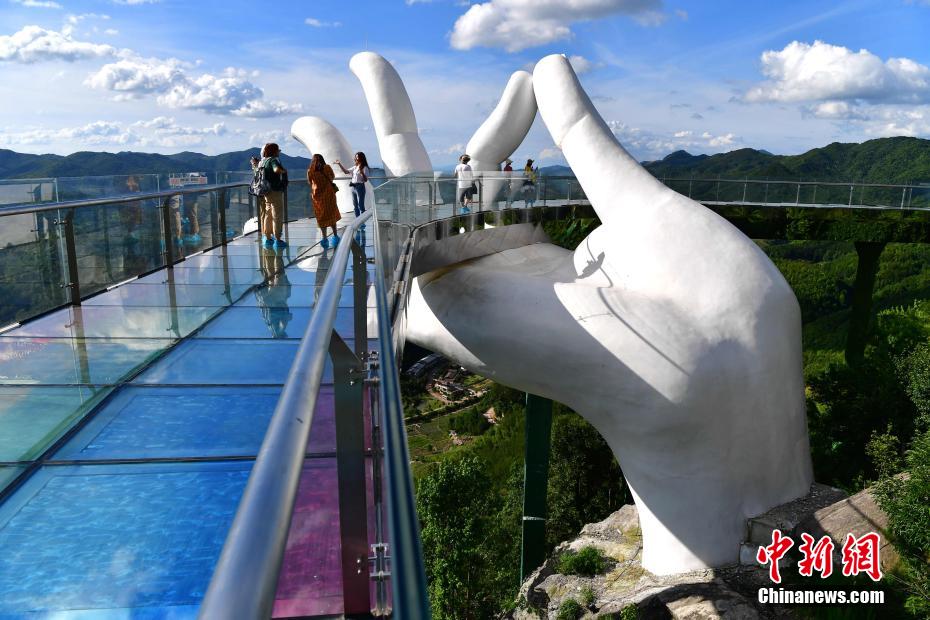 6月13日、「彩虹仙手橋」を訪れた観光客（撮影?張斌）。