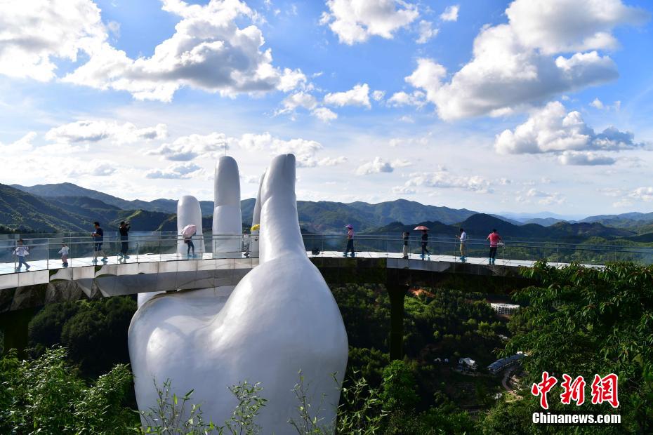 中國初！神仙の手に支えられた虹の橋が話題に　福建省