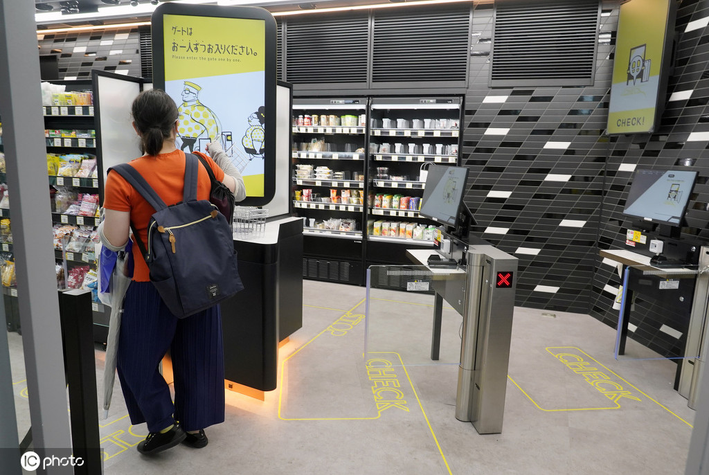 電子マネーで商品代金を支払う買い物客（寫真著作権は東方ICが所有のため転載禁止）。