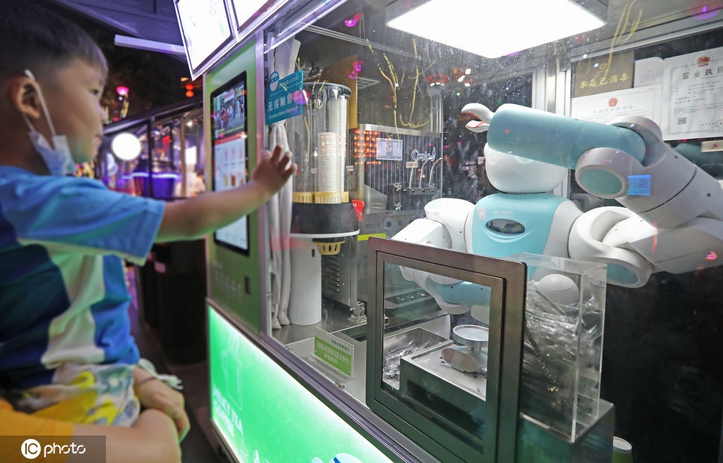 アームを動(dòng)かして客に挨拶するロボット（寫真著作権は東方ICが所有のため転載禁止）。