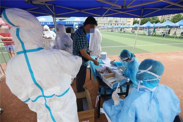 西城區(qū)では、新感染者が確認(rèn)されている新発地市場(chǎng)と関わりのあった住民を?qū)澫螭趣筏縋CR検査を?qū)g施（撮影?于志強(qiáng)）。