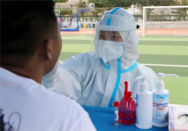 高溫の中、完全防備でPCR検査作業(yè)を進(jìn)める関係者　北京市西城區(qū)