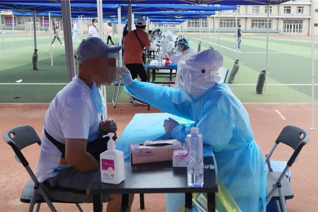 高溫の中、完全防備でPCR検査作業(yè)を進(jìn)める関係者　北京市西城區(qū)