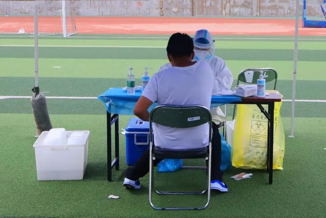 高溫の中、完全防備でPCR検査作業(yè)を進(jìn)める関係者　北京市西城區(qū)