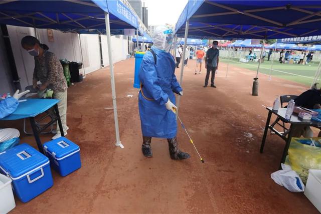 高溫の中、完全防備でPCR検査作業(yè)を進める関係者　北京市西城區(qū)