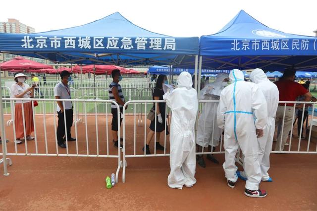 高溫の中、完全防備でPCR検査作業(yè)を進(jìn)める関係者　北京市西城區(qū)