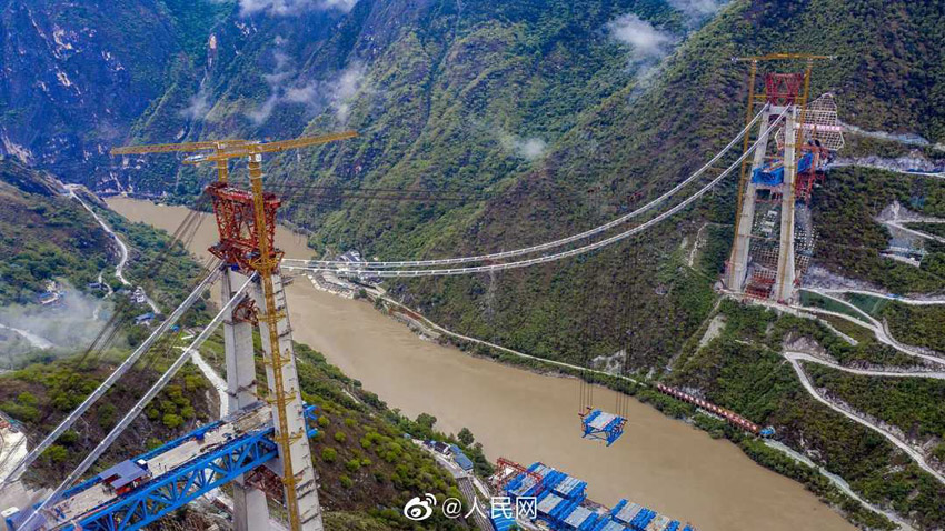 凄すぎ！「世界一のクレーン」が世界初の大スパン構(gòu)造トラス鉄道吊り橋工事に登場